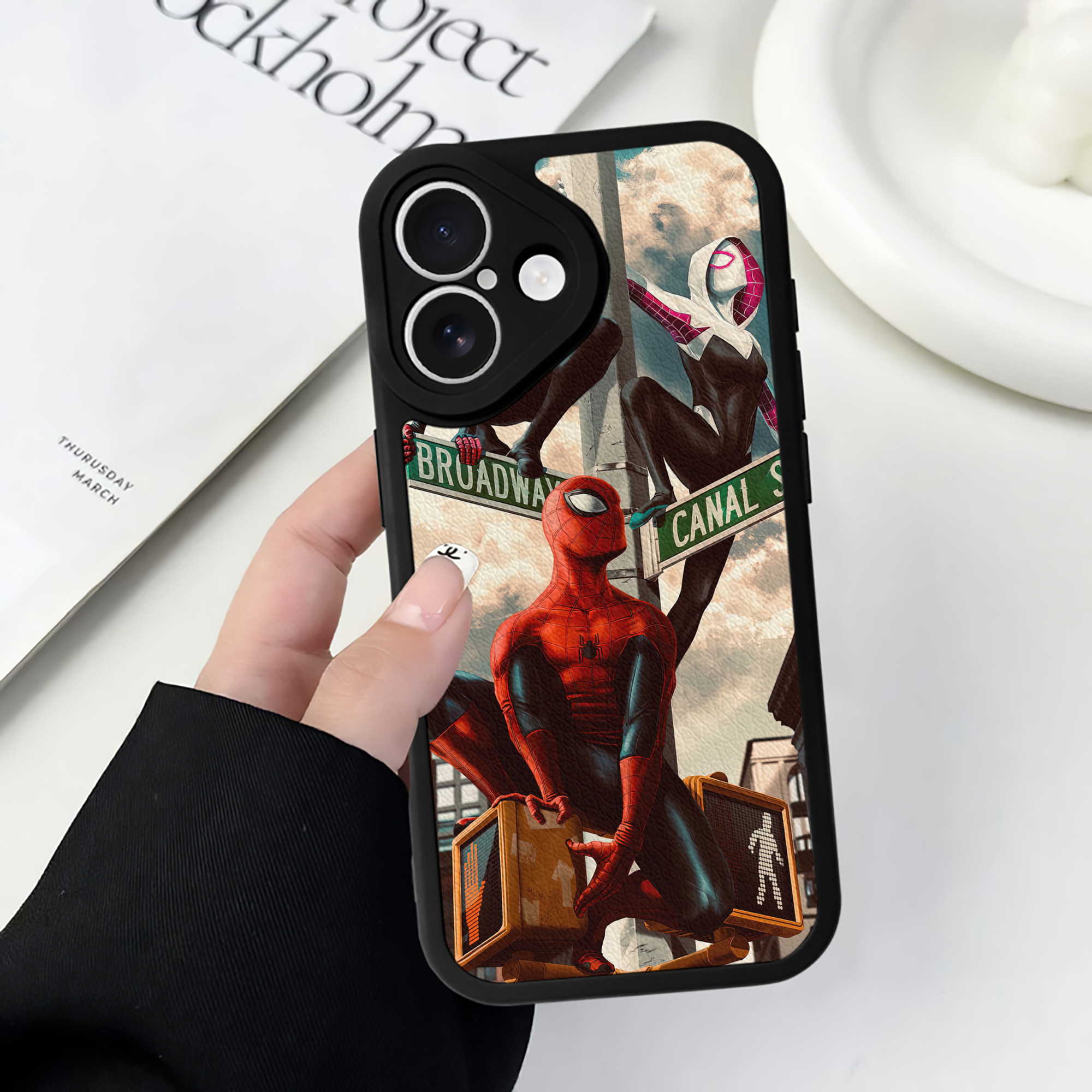 Spider Man スパイダーマン 【iPhone 16シリーズ対応】シリコンスマホケース（レザー調） 材質：シリコン